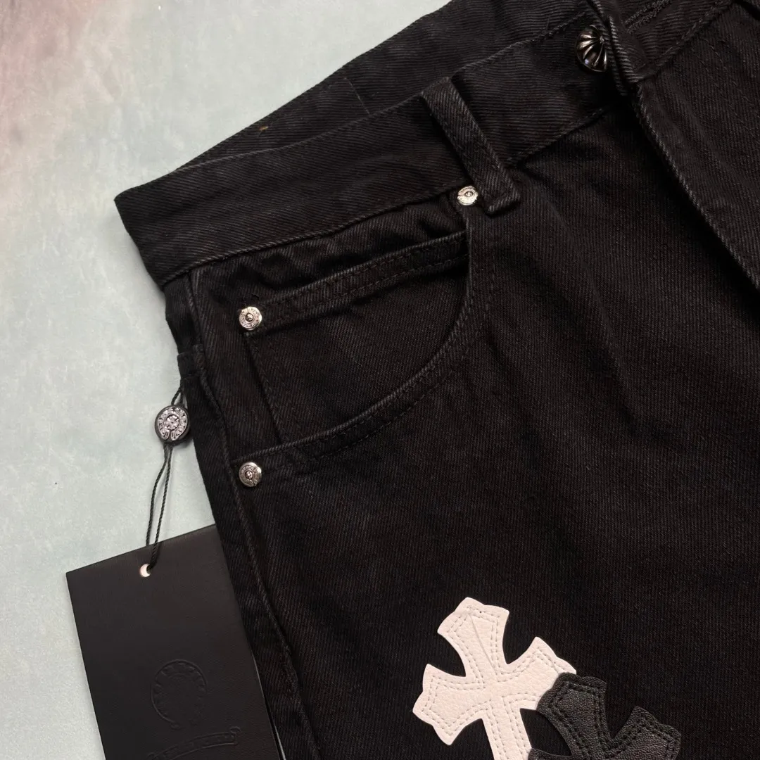 🅿️290 🔘Style No.-KL139 🔘Cro Heart𝐂𝐡𝐫𝐨𝐦𝐞 𝐇𝐞𝐚𝐫𝐭 CH City Limited Series Sanskrit Cross Patch Leather Jeans [Black and White]* Black and White Color - Chengdu Limited Catering to Chengdu Giant Panda’s hometown jeans The finished product needs to be washed and then disassembled and hand-stitched with sheepskin cross skins and then spliced together to complete the process. The whole process is too complicated to describe. The texture can be seen in the hand, and it looks good. The upper body effect is particularly stiff and stylish, super stylish. Same style for men and women - Size: S M L XL (28.30.32.34) Color: black with black, black with blue, black with pink